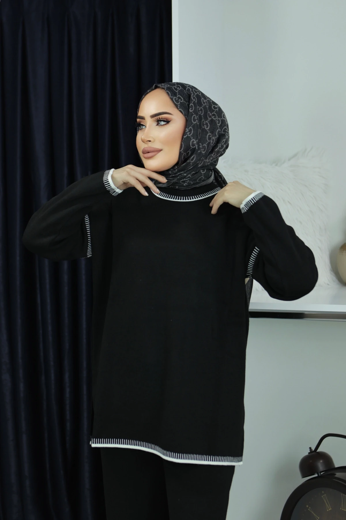 Paça Kısımları Beyaz Desenli Pantolonlu Triko Takım