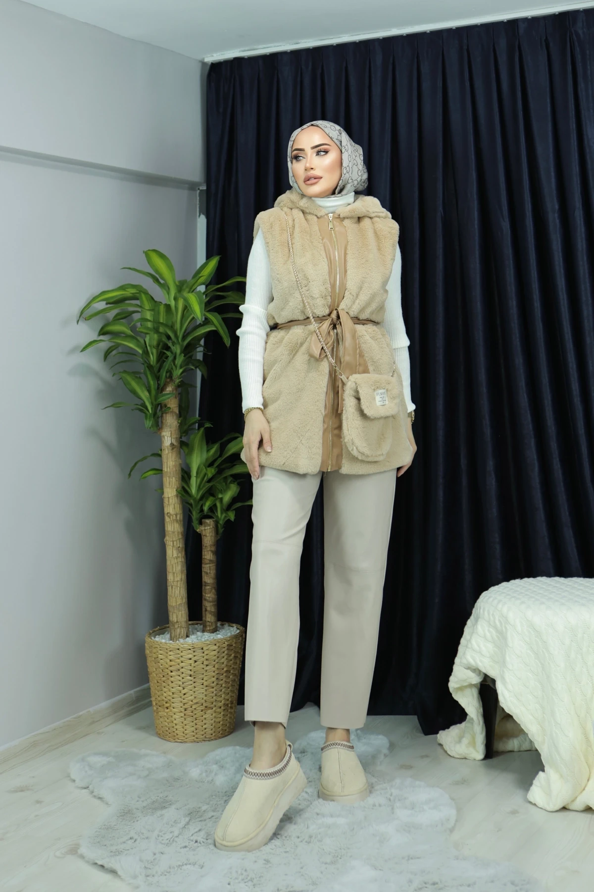 Deri Detaylı Çantalı Madelina Peluş Yelek