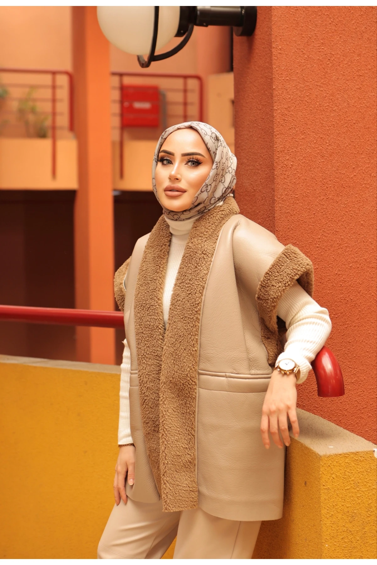 Şal Yaka Detaylı Kürklü Aksesuar Tokalı Cepli Kolsuz Yelek