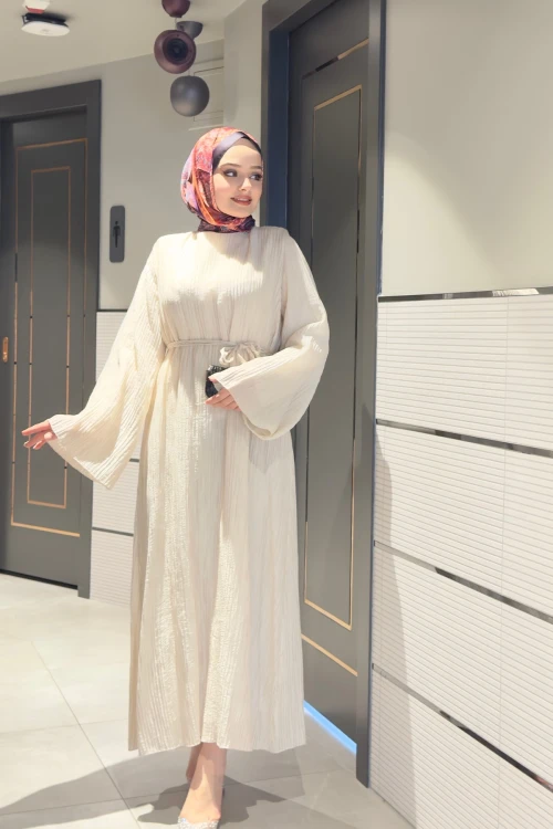 ELB015 BİYE KEMERLİ KABARTMA KUMAŞ PİLELİ VATKALI ELBİSE